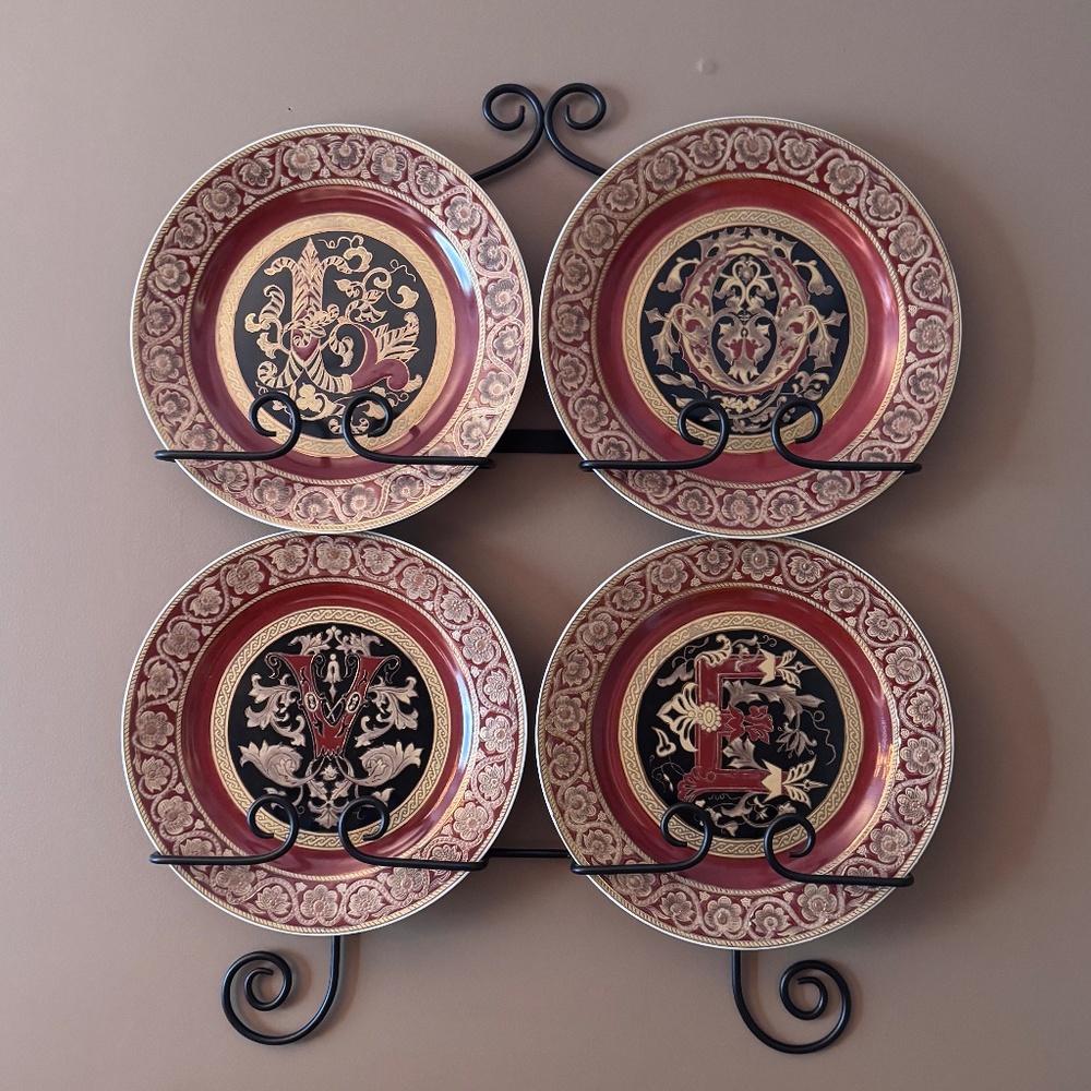 Price Drop!! ⬇️  Wrought iron display and four decorative plates by Oriental